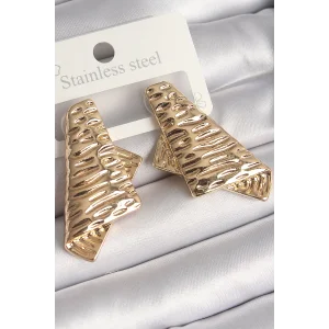 Pirinç Gold Renk İşleme Detaylı Katlanmış Kare Plaka Model Kadın Küpe