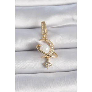 Pirinç Gold Renk Zirkon Taş Detaylı Hilal Model Sallantı İncili Ajda Charm