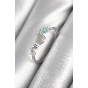 Pirinç Gümüş Renk Zirkon Taş Detaylı Beyaz Sedefli Çiçek Model Kadın Yüzük