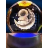 Dekoratif Ay Üstünde Astronot Tasarımlı Plastik Altlıklı Cam Küre