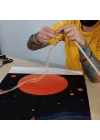 Karanlık Uzay ve Yalnızlık Temalı Poster Bayrağı – Uzak Güneşler ve Silüetli Kumaş Duvar Dekoru | 25x50 – 50x100 cm