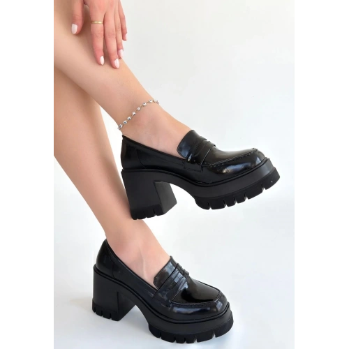 Janes Siyah Rugan Dolgu Topuk Ayakkabı