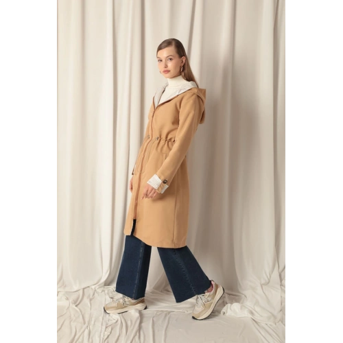 Torino Kumaş Çizgili Garnili Kapüşonlu Kadın Camel Yağmurluk