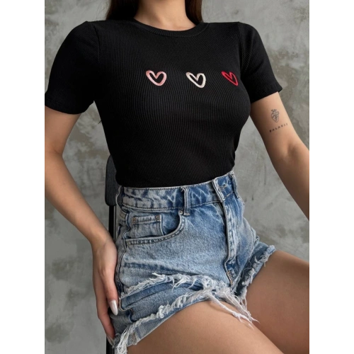 Üçlü kalp nakışlı bluz