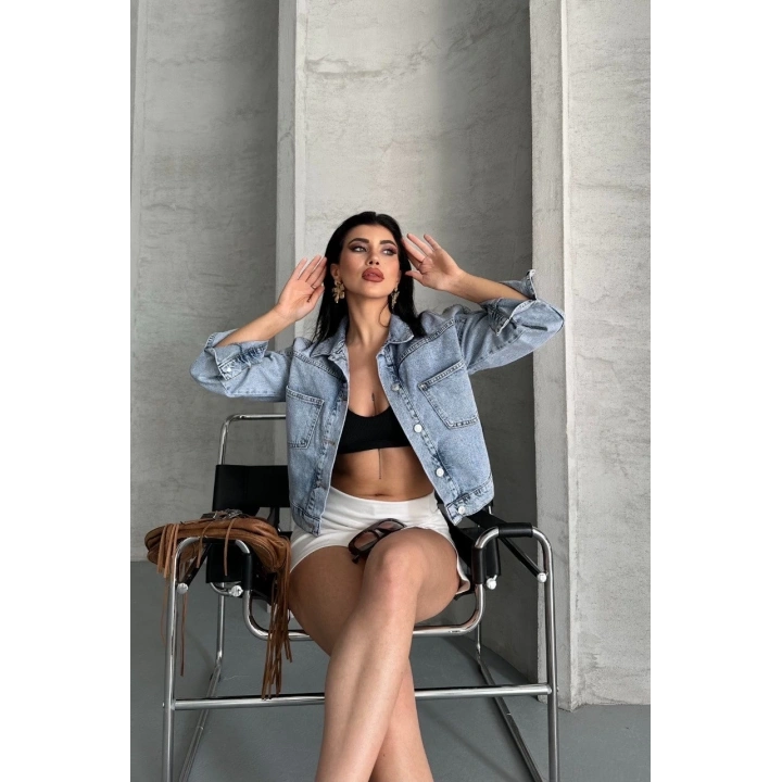 Çift cepli kol katlamalı kar yıkama crop kot ceket buz mavi d2000