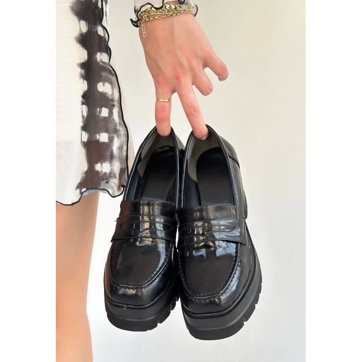 Janes Siyah Rugan Dolgu Topuk Ayakkabı