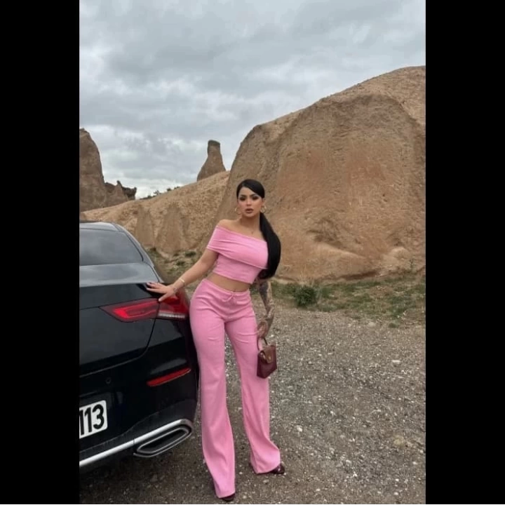 Madonna yaka bol paça pantolonlu takım