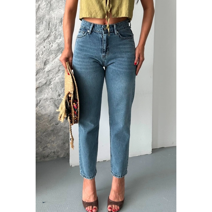 Mom fit kar yıkama bıyık detaylı jeans pantolon d2006