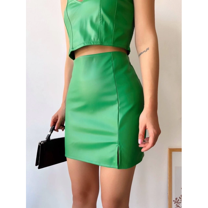 Tek yırtmaçlı arkadan fermuarlı deri etek yeşil s24475
