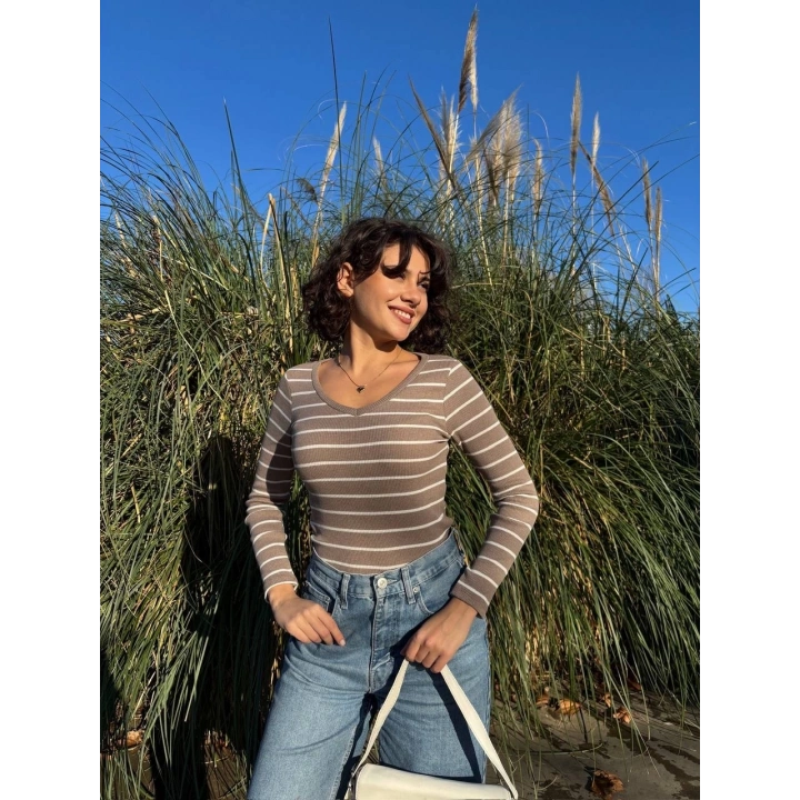 V yaka çizgili bluz bej A3699