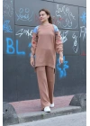 Omuz detaylı kol nakışlı ikili alt üst triko takım vizon