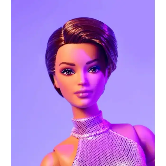 Barbie Pixie Cut ile Bebek Gibi Görünüyor