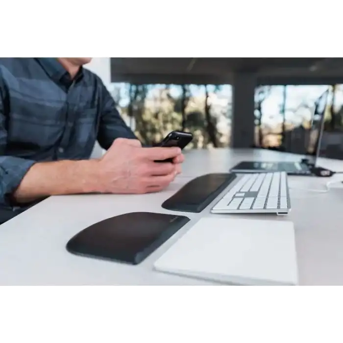 Kensington İnce Klavyeler için ErgoSoft Bilek Desteği (K52800WW)