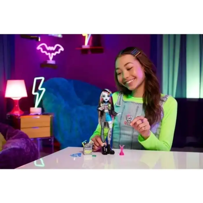 Monster High - Siyah Ceketli Frankie Stein HXH73