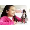 Barbie Fashionistas Tekerlekli Sandalye ve Kıvırcık Esmer Saçlı Bebek