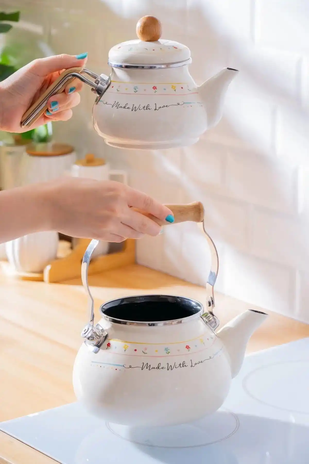 Acar XAP7709 Çiçek ve Yazı Desenli Emaye Beyaz Çaydanlık 1/2 Lt