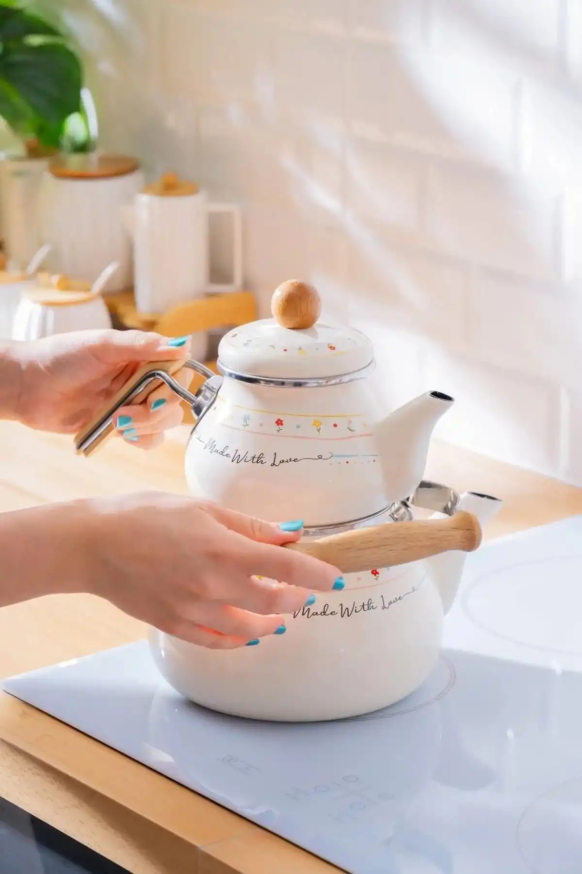 Acar XAP7709 Çiçek ve Yazı Desenli Emaye Beyaz Çaydanlık 1/2 Lt