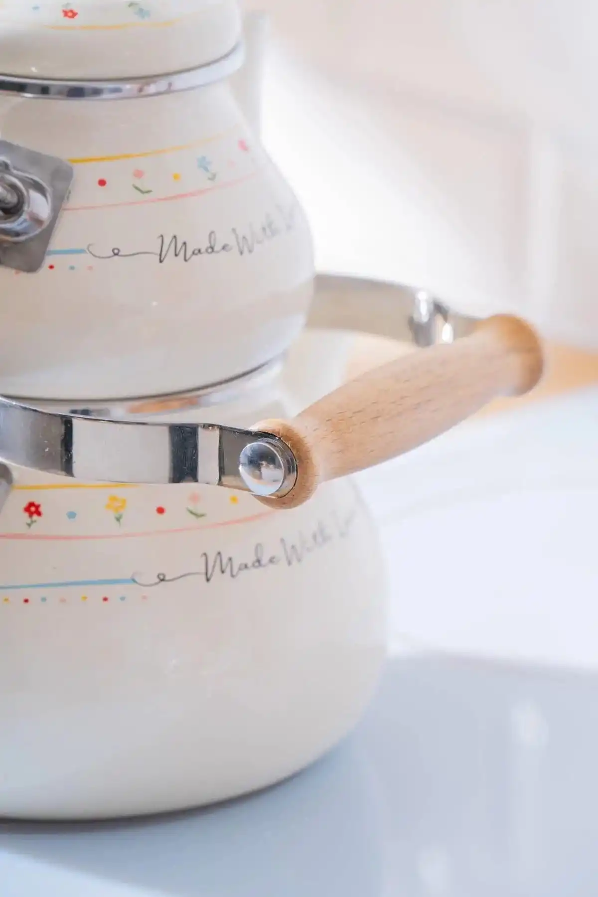 Acar XAP7709 Çiçek ve Yazı Desenli Emaye Beyaz Çaydanlık 1/2 Lt