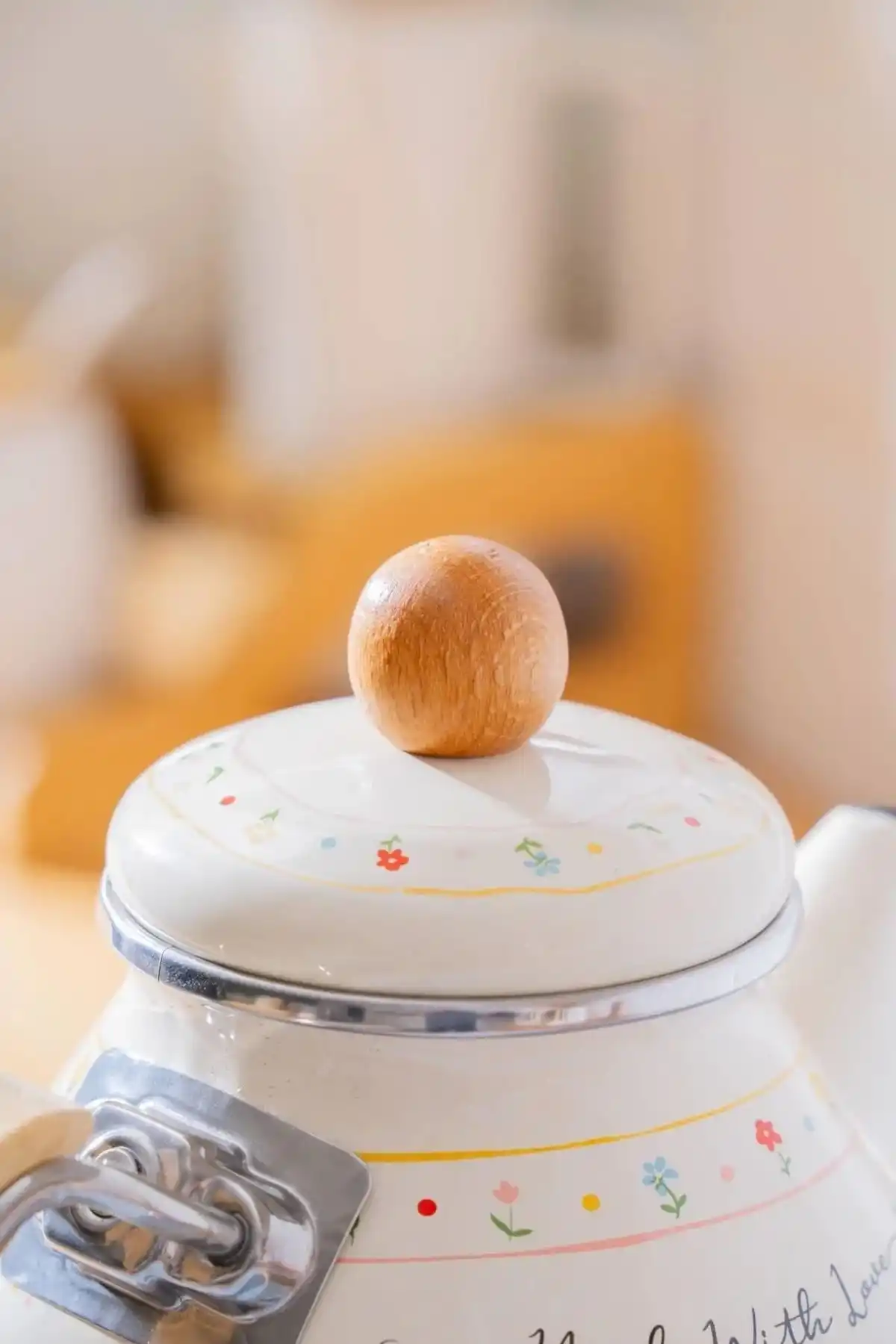 Acar XAP7709 Çiçek ve Yazı Desenli Emaye Beyaz Çaydanlık 1/2 Lt