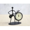 Metal Saatli Gitar Çalan Müzisyen