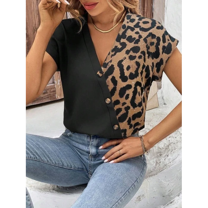 Kadın Kısa Kollu V Yakalı Önden Düğmeli Leopar Desen Detaylı Viskon Bluz