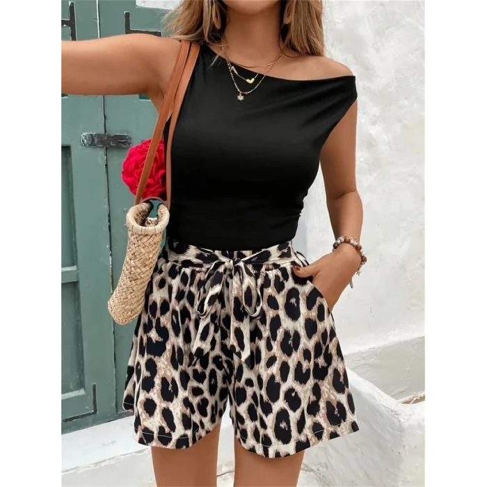 Kadın Kolsuz Bisiklet Yaka Viskon Bluz Ve Leopar Desenli Kısa Modal Short İkili Takım