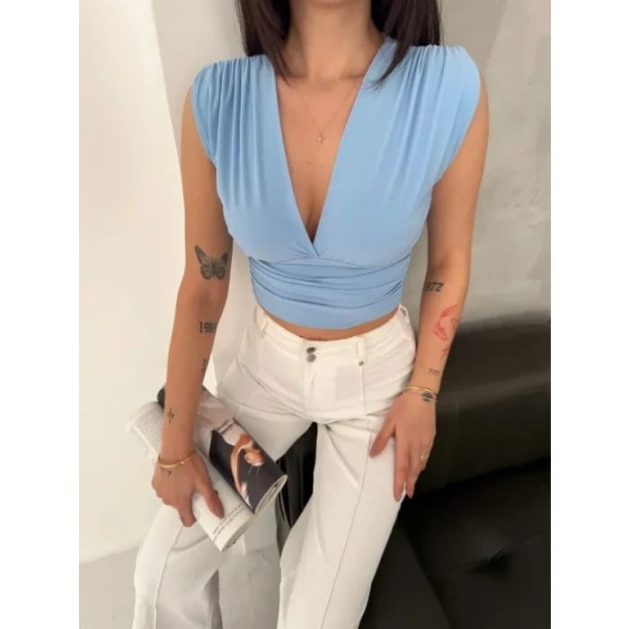 Vatkalı Kolsuz V Yaka Drapeli Crop Bluz Likralı Fit - Bebek Mavisi