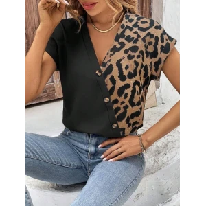 Kadın Kısa Kollu V Yakalı Önden Düğmeli Leopar Desen Detaylı Viskon Bluz
