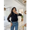 Kadın Uzun Kollu Göğüs Pencere Detay Yaka Boğazlı Kolları Tüllü Sandy Bluz