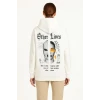 Oversize Üç İplik Şardonlu Kapüşonlu Sweatshirt – Beyaz “other Lives” Ön Ve Arka Baskılı, Kanguru Cepli, Ribanalı Rahat Kışlık Model Beyaz