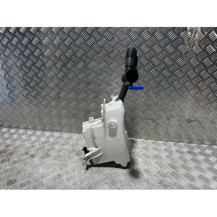 Depo, Ön Cam Yıkama Suyu, Sedan Depo, Ön Cam Yıkama Suyu, Sedan Ford Focus 2018 Bm 2018/- (Oem No: Jx7B 17B613 Ha)
