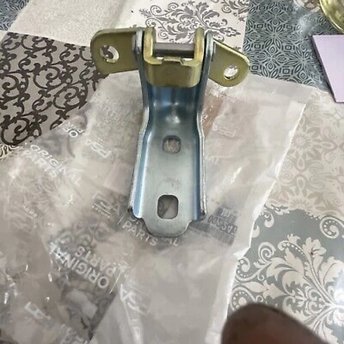 Kapı Menteşesi Arka Alt Sol Opel Astra J Astra K Insıgnıa B Mokka Zafıra C Crossland X Cruze Bm 09- (Oem No: Yq00224780)