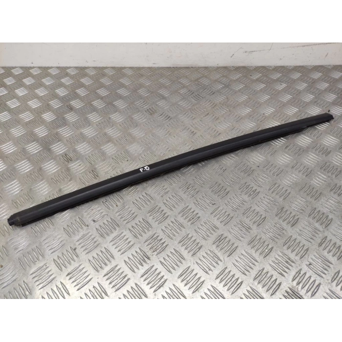 Ön Kapı Cam Dış Fıtılı Sağ C3 B618 Psa Peugeot 97-00 (Oem No: 9813217280)