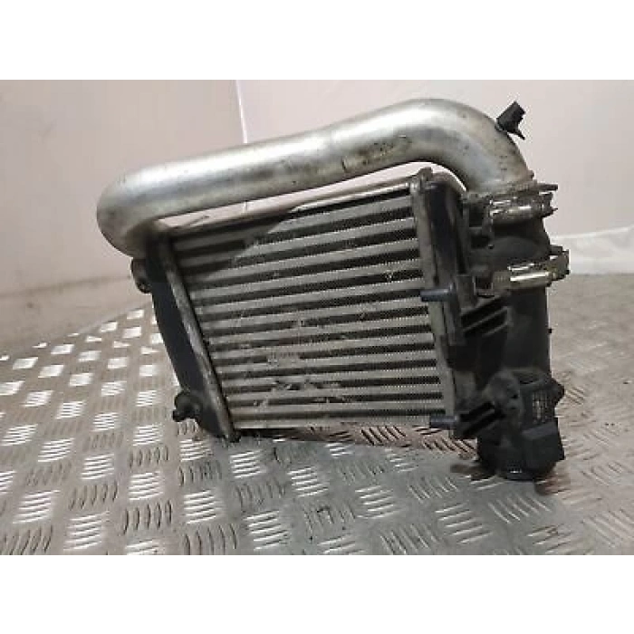 Turbo Radyatörü Sol / 8Ml 376 988-024( 205X195X62 ) Vw A6 Bsg-Bpp-Asb-Bmk-Bng-Canb-Cdyb 2,7 Tdı-3,0 Tdı 05-11 (Oem No: 4F0145805E)