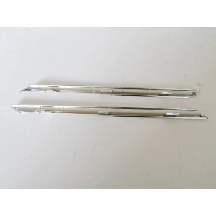 Renault Clıo- 4- Sport Tourer- 16/19; Ön Panjur Üst Çıtası Nikelajlı Sağ/Sol Set 2 Parça (Oem No: 620723341R)