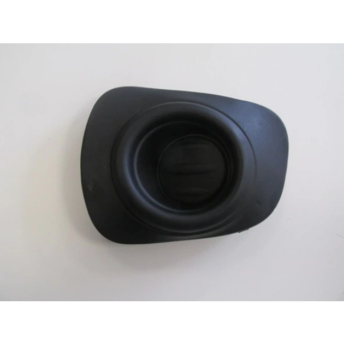 Mıtsubıshı L200- Pıck Up- 10/13; Sis Lamba Kapağı Sol Sis Deliksiz (Üst Çerçeveli) Siyah (Oem No: 6400C175)