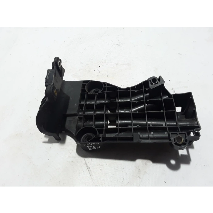Renault Master- 2- 04/10; Hava Filtre Kabini Bağlantı Braketi (2.5Cc) (Euro Body) (Oem No: 8200505562)