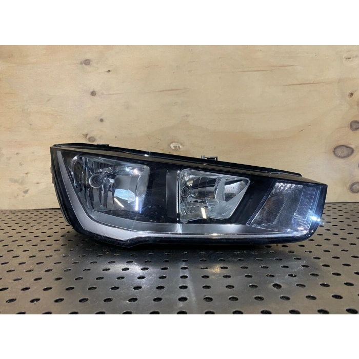 Far Sağ Vw A1 Bm 15- (Oem No: 8Xa941004)