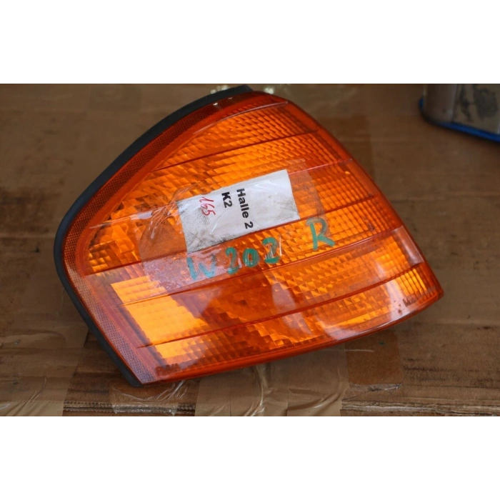 Sinyal Lambası Sağ Sarı Mercedes W202 Bm 93-00 (Oem No: A2028260643)