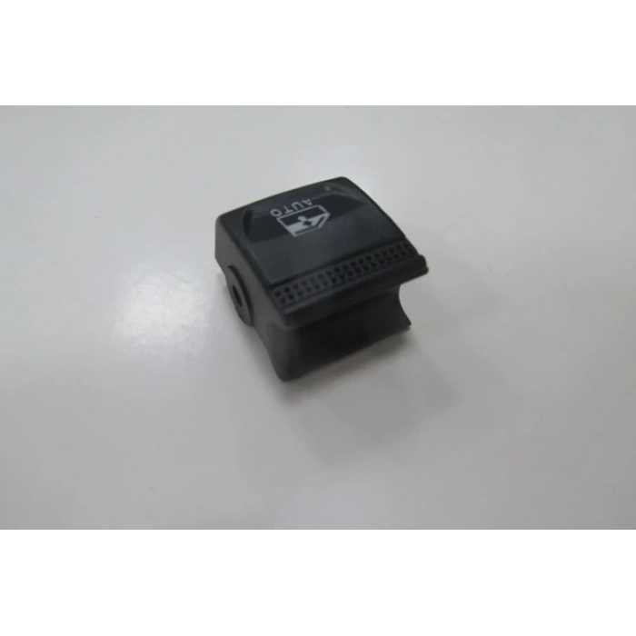 Renault Clio- 5- Hb- 2020-2023  Ön/Arka Cam Düğme Butonu Sağ/Sol Aynı (Adet)