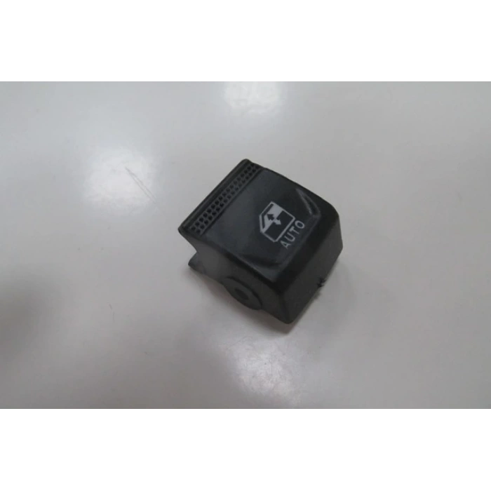 Renault Clio- 5- Hb- 2020-2023  Ön/Arka Cam Düğme Butonu Sağ/Sol Aynı (Adet)