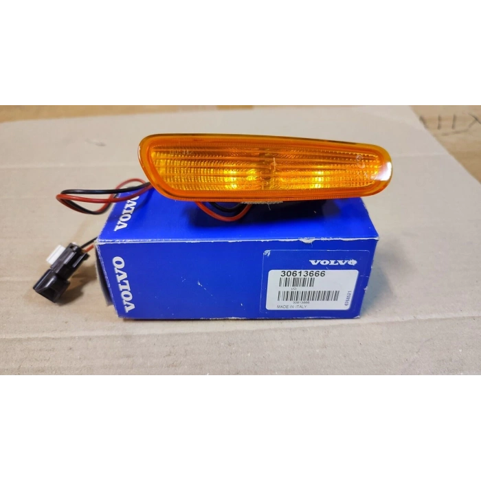 Volvo S-40/V-40 1998-2000 Çamurluk Sinyali Sağ  (Oem No:30613666)
