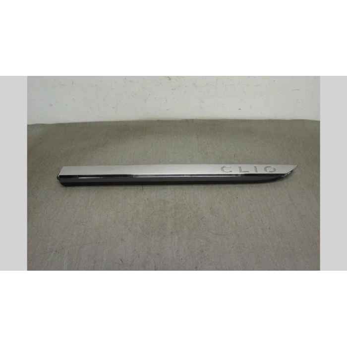 Renault Clio- 5- Hb- 2020-2023  Arka Kapı Bandı Sol Nikelajlı (Yazılı) (Oem No:828D13761R)