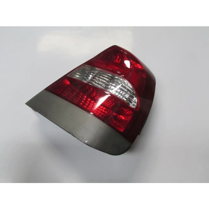 daewoo nubira- 2000-2002  stop lambası sağ sedan kırmızı/beyaz (famella) Oem No (96272032)