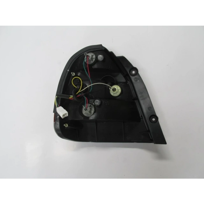 daewoo nubira- 2000-2002  stop lambası sağ sedan kırmızı/beyaz (famella) Oem No (96272032)