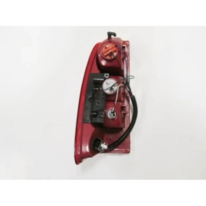 isuzu d m ax  pıck up- 2007-2012  stop lambası sağ kırmızı/beyaz (braketlı) (4 x2 4x4) (depo) Oem No (8973746652)