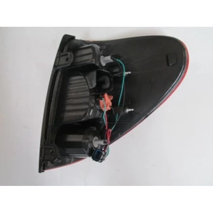 mitsubishi l200- pıck up- 2006-2015  stop lambası sol kırmızı/sarı/beyaz duyulu (depo) Oem No (8330A155)