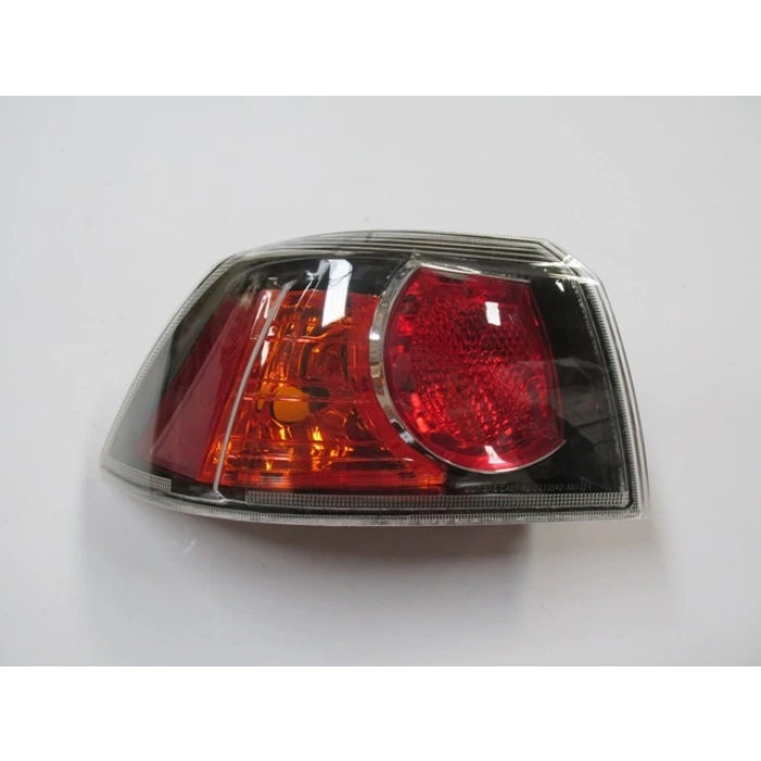 mitsubishi lancer- 2011-2016  dış stop lambası sol kırmızı/sarı (sıyah) (depo) Oem No (8330A623)