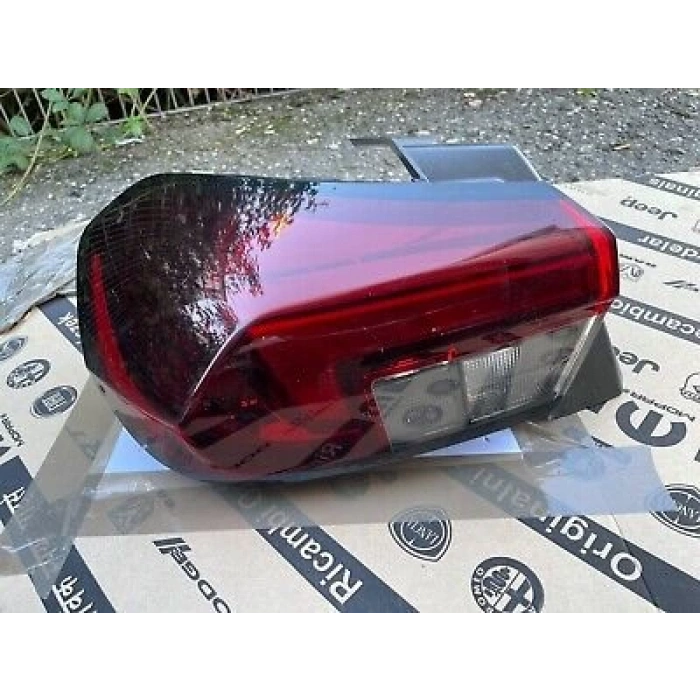 opel corsa- f- 2020-2023  dış stop lambası sağ kırmızı/beyaz/ledsız (e marklı)(tw) Oem No (9829317280)