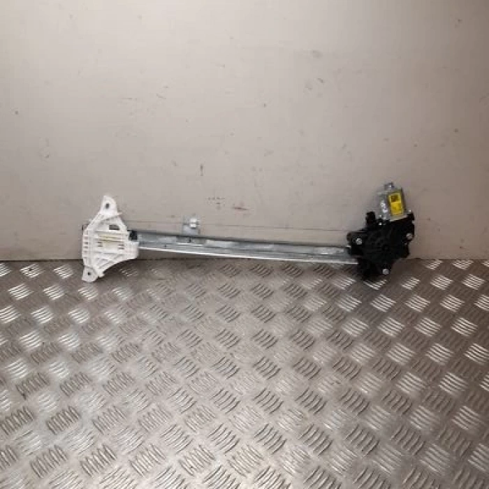 Hyundai i20 2020-2021 sonrası motor cam kaldırma ön sol Oem No (82450Q0000)